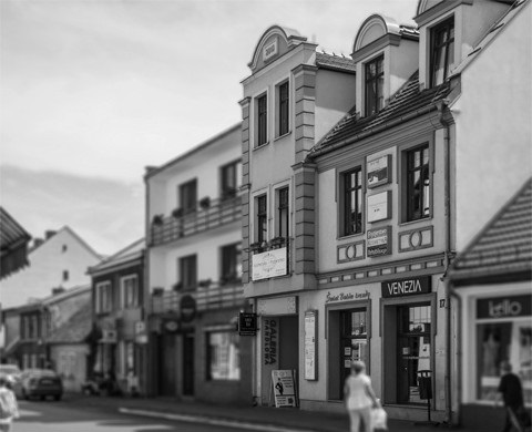 wejście główne budynku, w którym znajduje się zakład fryzjerski